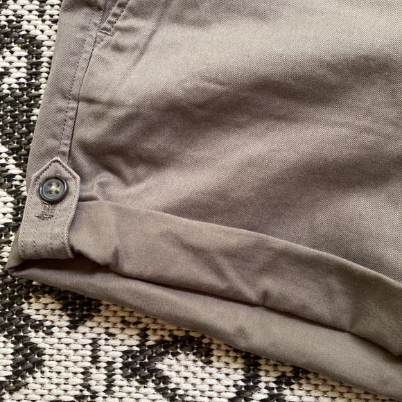 Banana republic khaki shorts. Size 2P - Picture 5 of 8